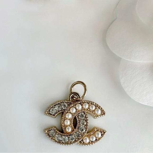 VINTAGE CHANEL AUTHENTIC RARE RHINESTONE AND PEARL ZIPPER PULL PENDANT - Picture 5 of 7